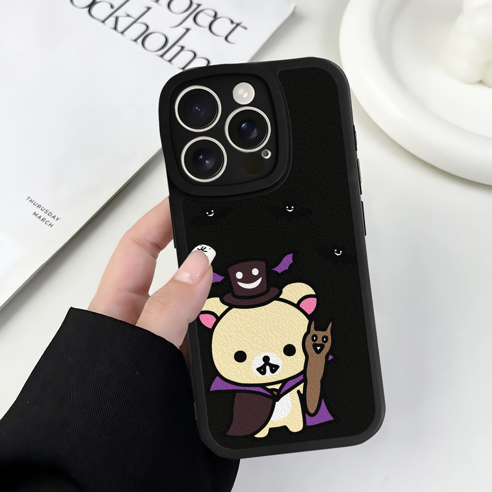 （画像用） リラックマ リラックマ キイロイトリ Rilakkuma Korilakkuma Kiiroitori 【iPhone 16シリーズ対応】シリコンスマホケース（レザー調） 材質：シリコン